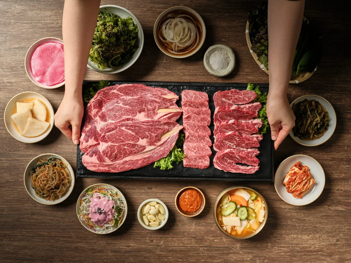 자인가든 식육식당의 신선한 한우와 다양한 곁들임 반찬