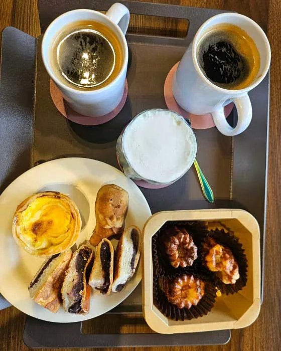 따뜻한 베이커리 진열대