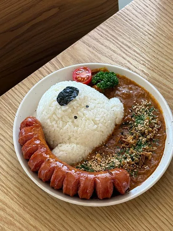동물 모양 밥과 소시지가 담긴 소코아 카레 이미지