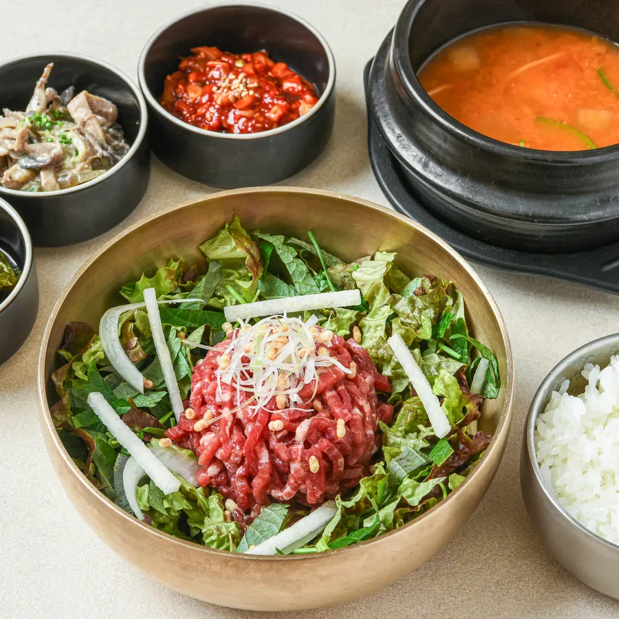 1++ 한우 육회 비빔밥과 청국장 공식 메뉴 이미지