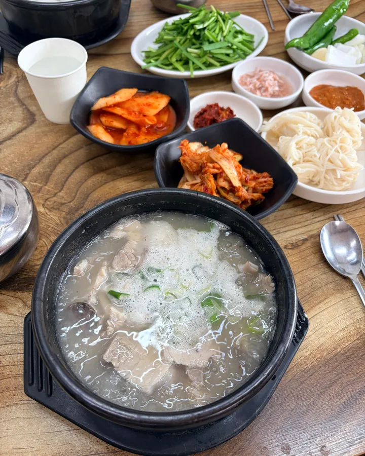 방문객이 남긴 덕이네돼지국밥 사진