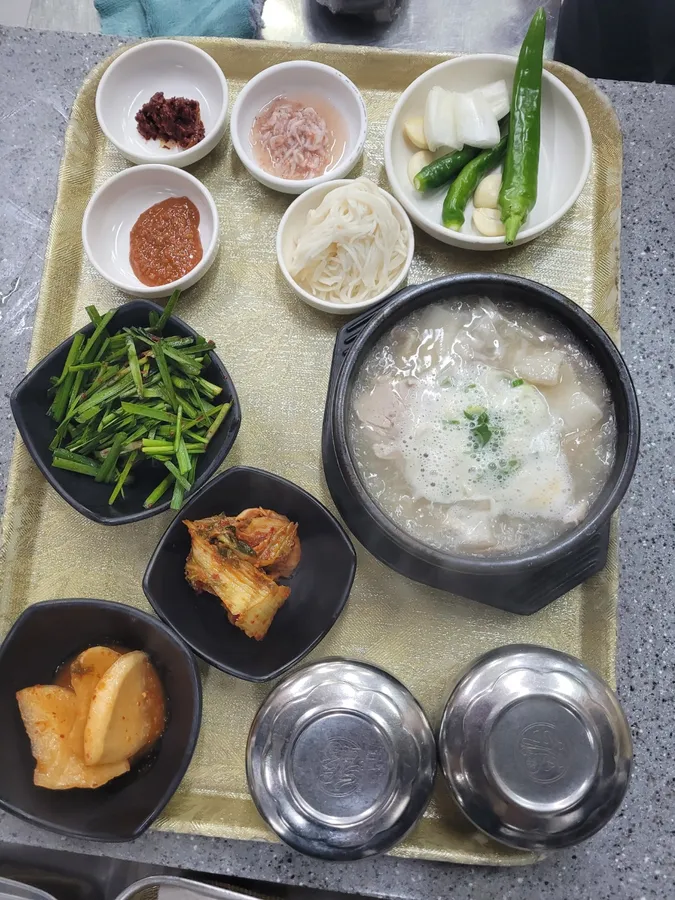 덕이네돼지국밥 공식 돼지국밥 메뉴 이미지