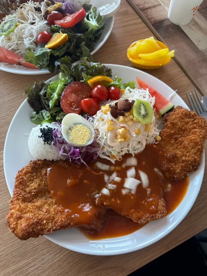 테이블에 놓인 음식 접시와 채소 사진