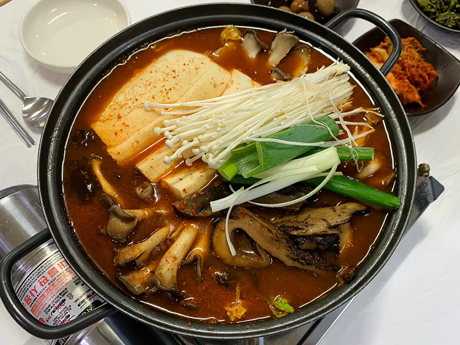 자작자작식당 손두부 능이전골